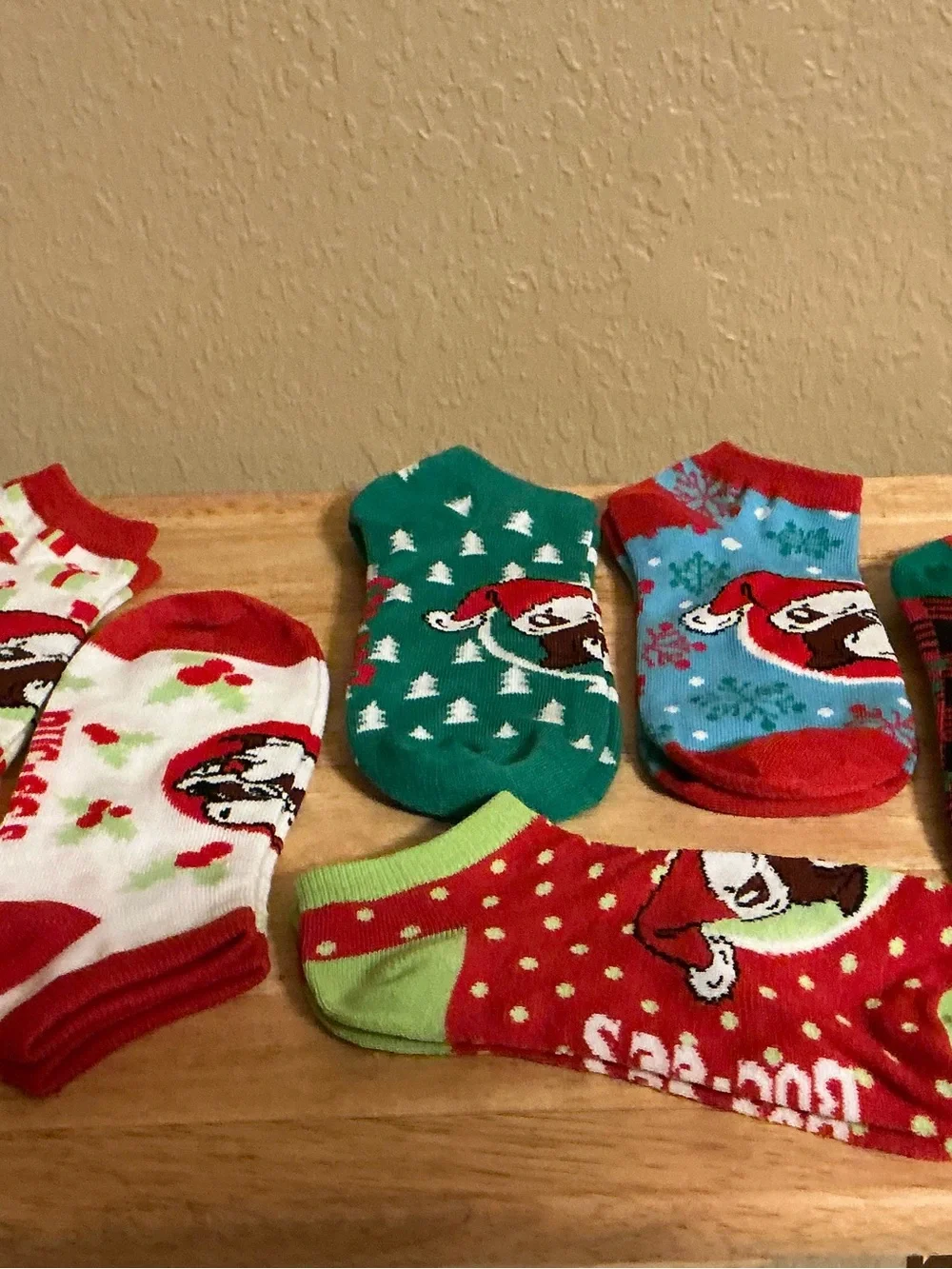 Kids Holiday Dog No-Show Socks in Green & Red